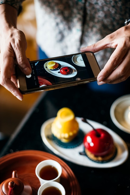 Foto gratuita mujer tomando una foto de su comida