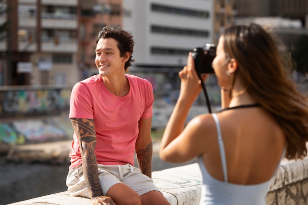 Mujer tomando una foto de su novio