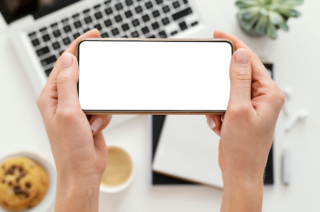 Mujer tomando una foto con su teléfono