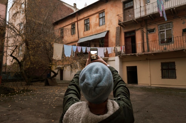 Mujer tomando una foto urbana