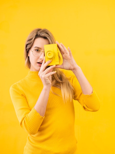 Mujer tomando una foto