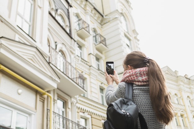 Foto gratuita mujer tomando fotos arquitectónicas