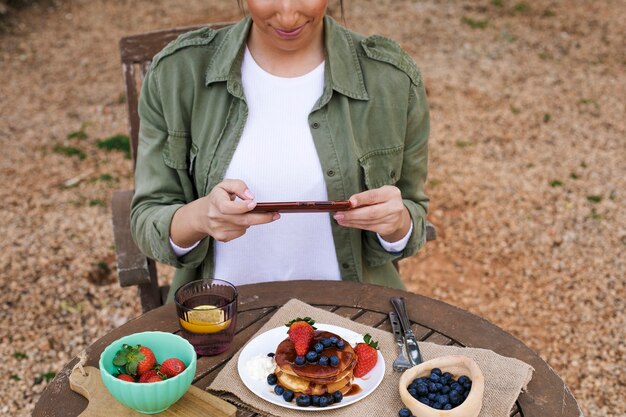 Mujer tomando fotos de comida