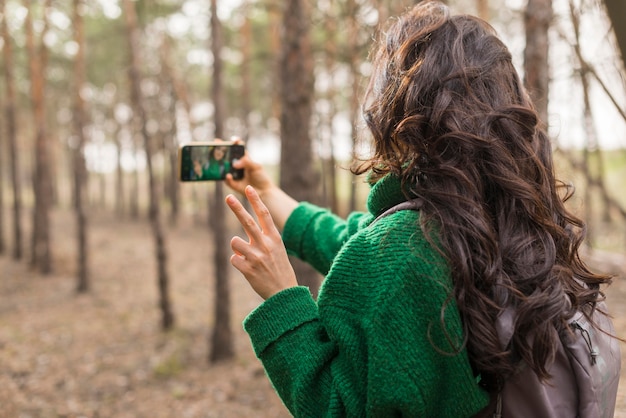 Mujer tomando fotos de la naturaleza