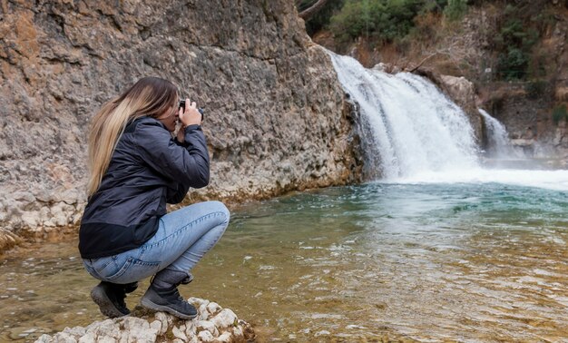 Mujer tomando fotos de la naturaleza