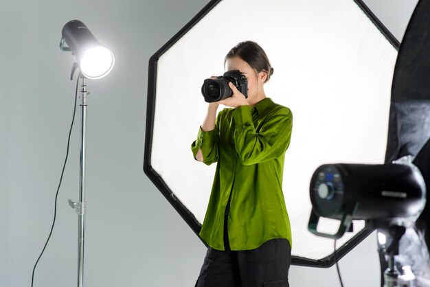 Mujer tomando fotos profesionales