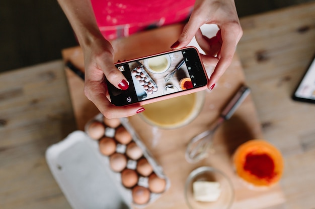 mujer tomando fotos del progreso de la cocina