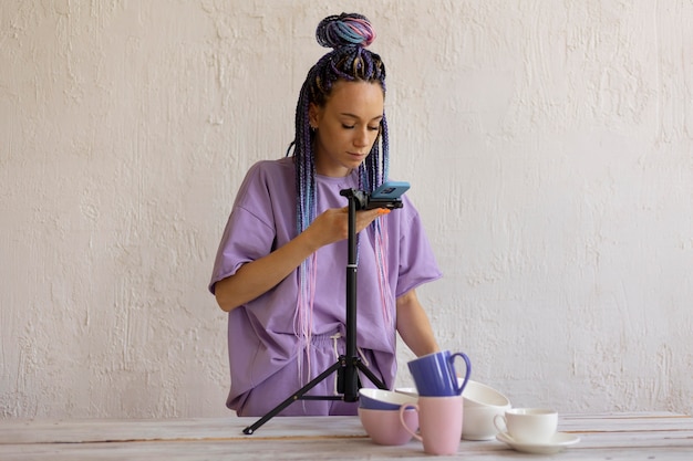 Mujer tomando fotos para su negocio