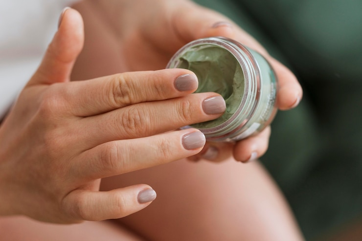 Foto gratuito mujer tomando mascarilla facial del contenedor