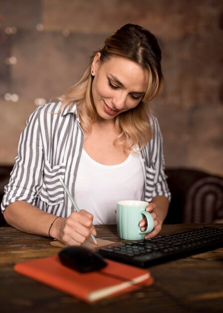 Mujer tomando notas