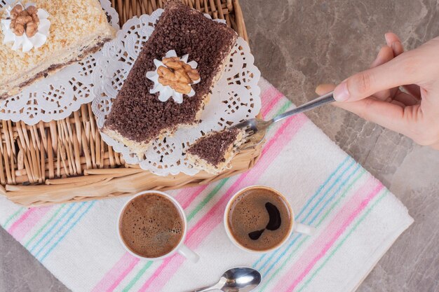 Foto gratuita mujer tomando un pedazo de pastel sobre la superficie de mármol.