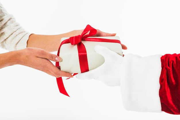 Mujer tomando pequeña caja de regalo en santa claus