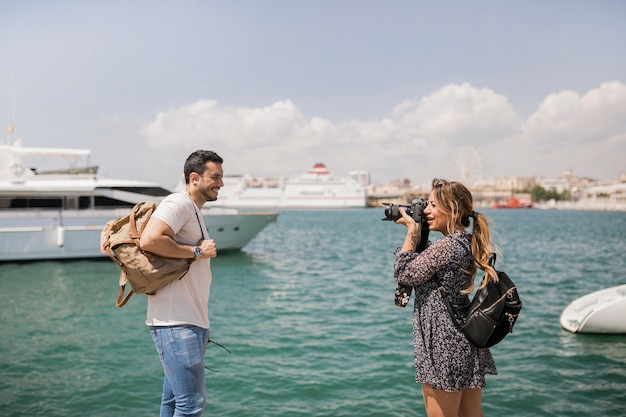 Mujer tomando pica de su novio en cámara cerca del mar