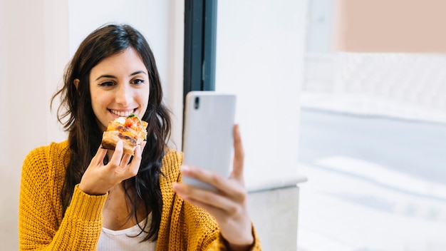 Foto gratuita mujer tomando selfie con comida