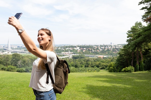 Foto gratuita mujer tomando una selfie consigo misma