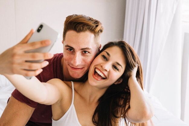 Mujer tomando selfie con hombre