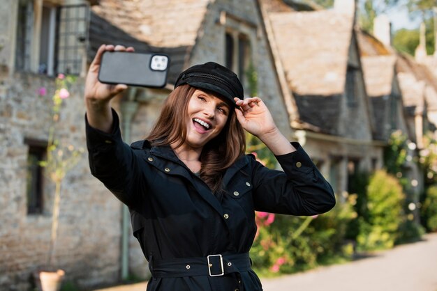 Mujer tomando un selfie mientras viaja