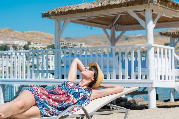 Mujer tomando el sol