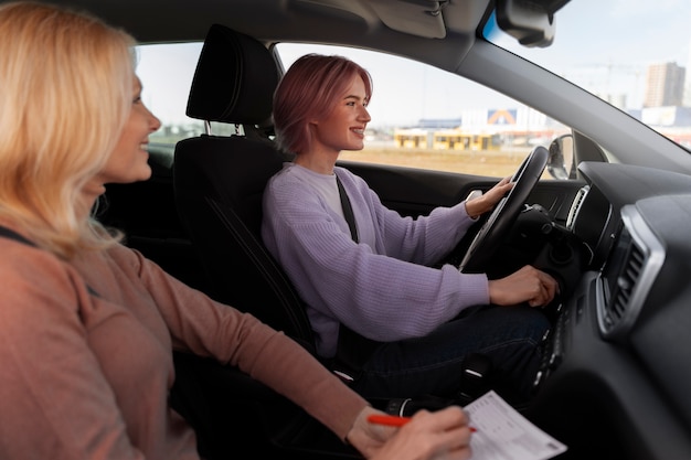 Foto gratuita mujer tomando su prueba de licencia de conducir en vehículo