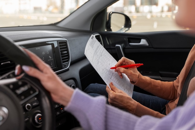 Mujer tomando su prueba de licencia de conducir en vehículo