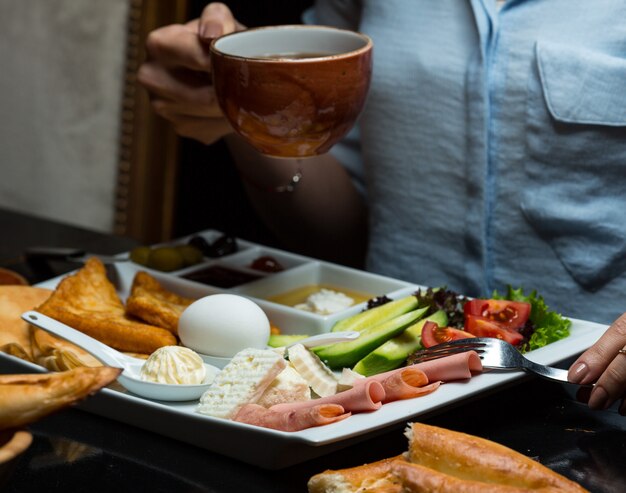 Mujer tomando una taza de té un desayuno alimentos