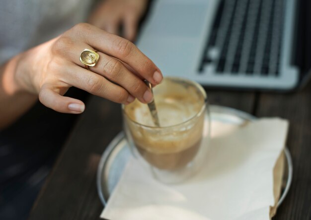 Mujer tomar un descanso y relajarse con un café