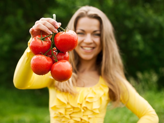 Mujer con tomates