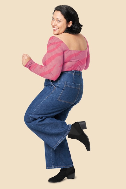 Foto gratuita mujer con top rosa y jeans plus size fashion