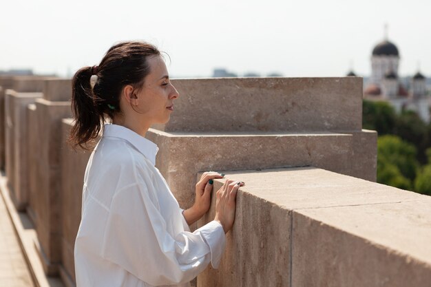 Mujer de Toursit mirando la ciudad metropolitana desde la terraza panorámica