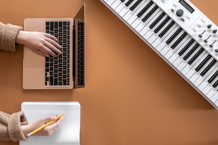 Foto gratuito una mujer trabaja en una computadora portátil escribe música crea una canción plana