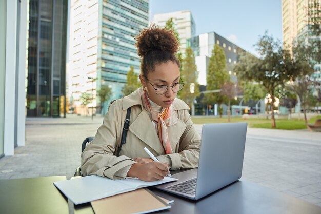 mujer trabaja online en la ciudad