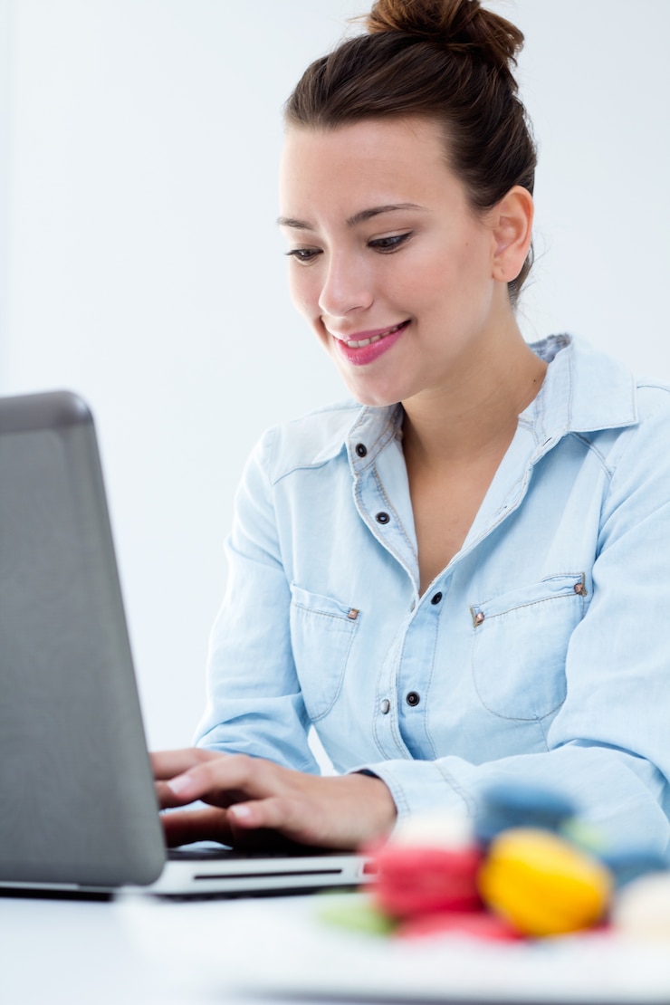 Foto gratuito mujer trabajadora escribiendo en una computadora
