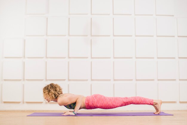 Mujer, trabajando, afuera, yoga, estera