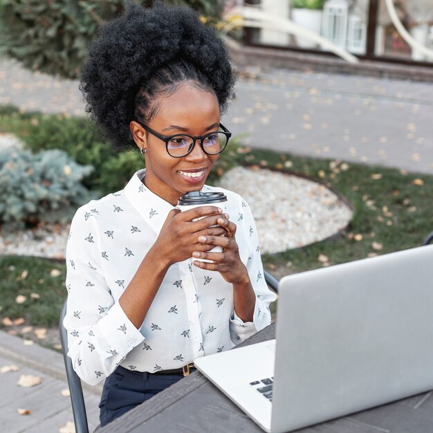 Mujer trabajando al aire libre en la computadora portátil