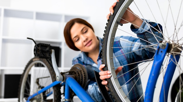 Mujer trabajando en bicicleta