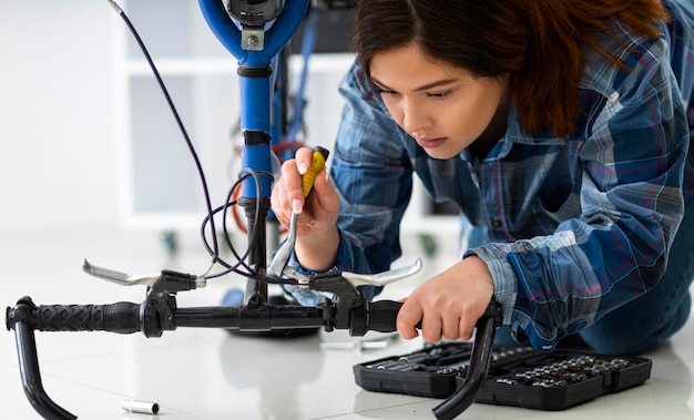 Foto gratuita mujer trabajando en bicicleta