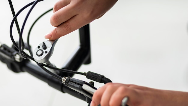 Foto gratuita mujer trabajando en bicicleta