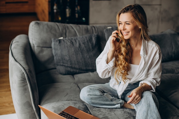 Foto gratuita mujer trabajando desde casa en portátil