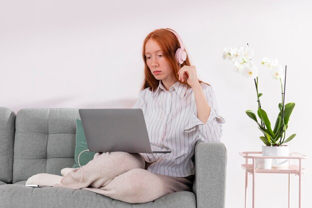 Mujer trabajando desde casa con portátil