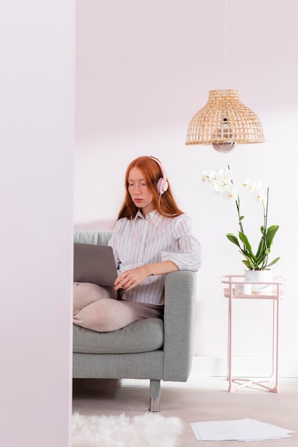 Mujer trabajando desde casa con portátil