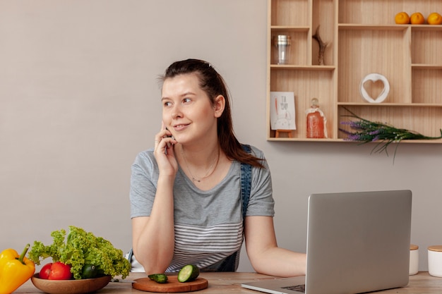 Mujer trabajando desde casa