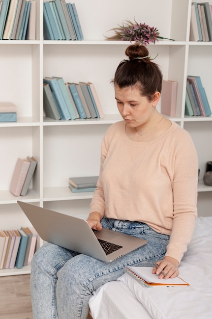 Mujer trabajando desde casa