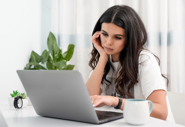 Mujer trabajando desde casa