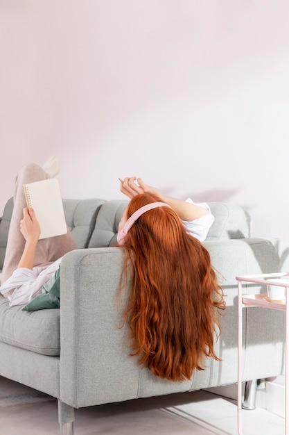 Mujer trabajando desde casa