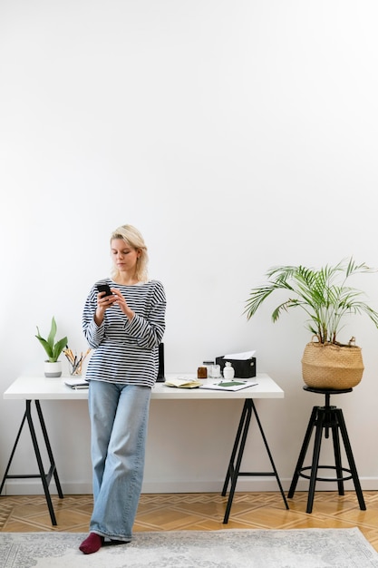 Foto gratuita mujer trabajando desde casa