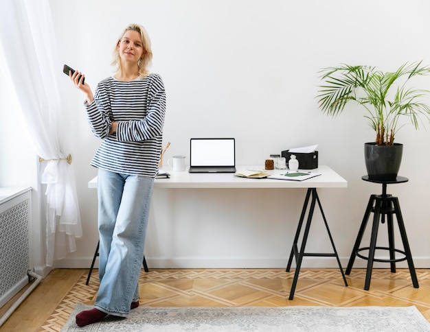 Mujer trabajando desde casa