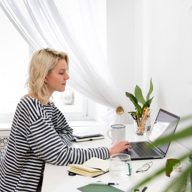 Mujer trabajando desde casa