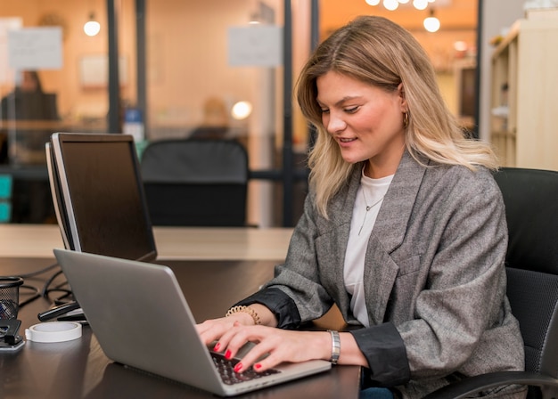 Mujer trabajando en una computadora portátil para un proyecto