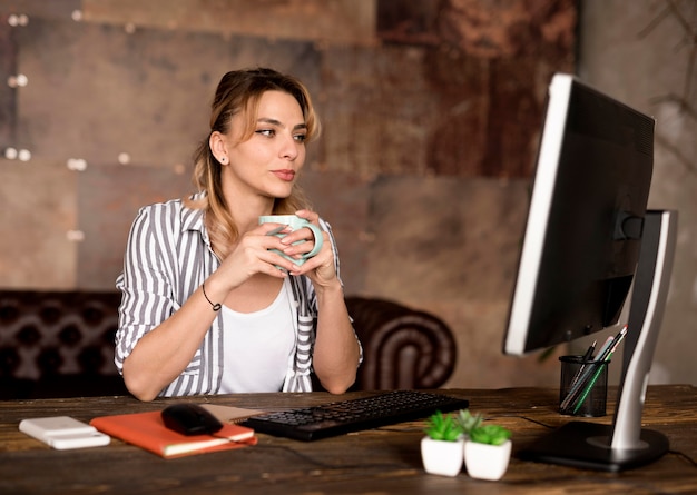 Mujer trabajando en computadora