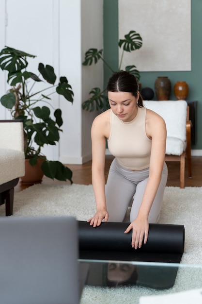 Foto gratuita mujer trabajando después de instructor de fitness en línea